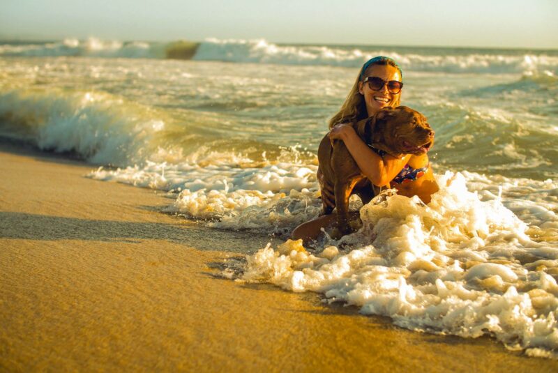 Frau mit ihrem Hund im Pazifik