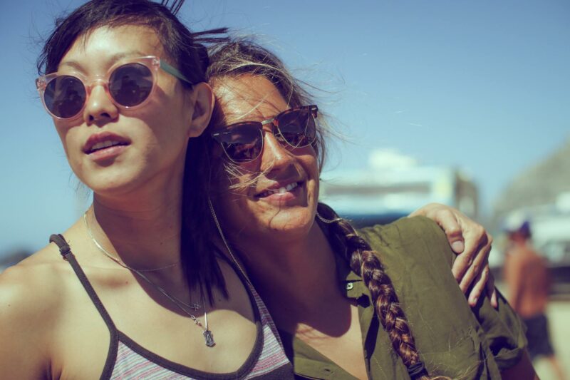 Porträt von zwei Freundinnen in Baja Kalifornien
