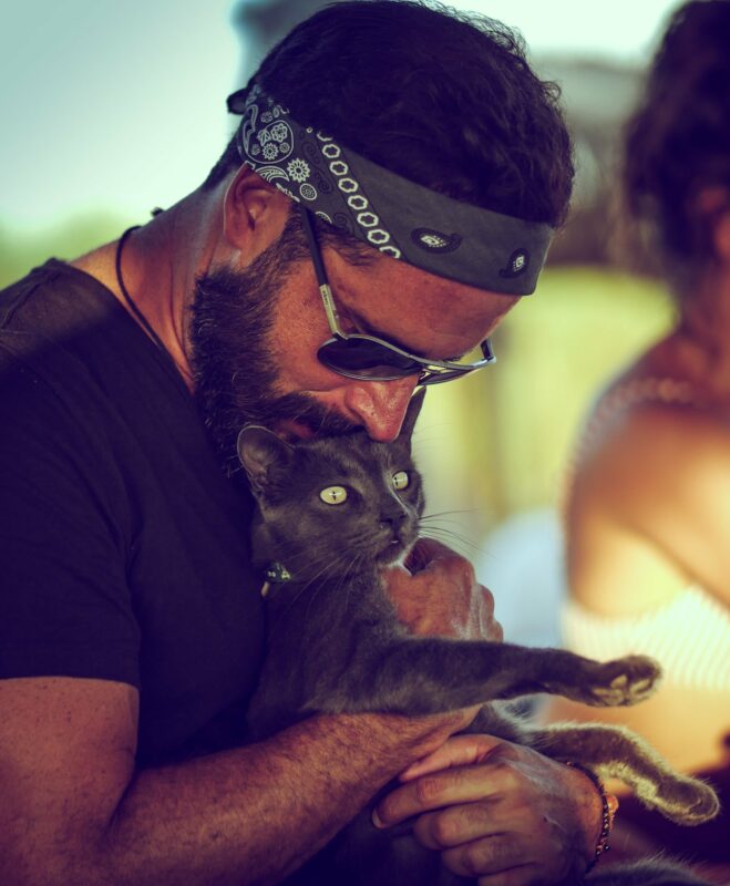 Rafa Rubio in Pura Playa mit Katze