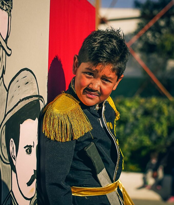 Kinder spielen Revolution in Mexiko Streetfotografie